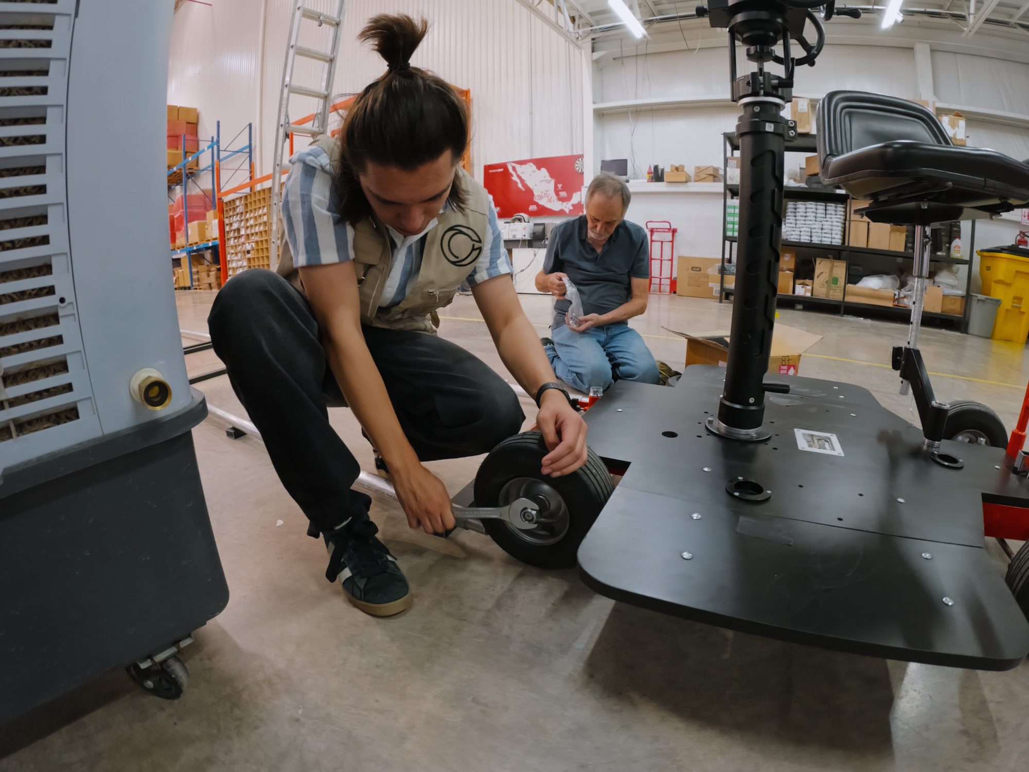 Crew armando un dolly en una bodega