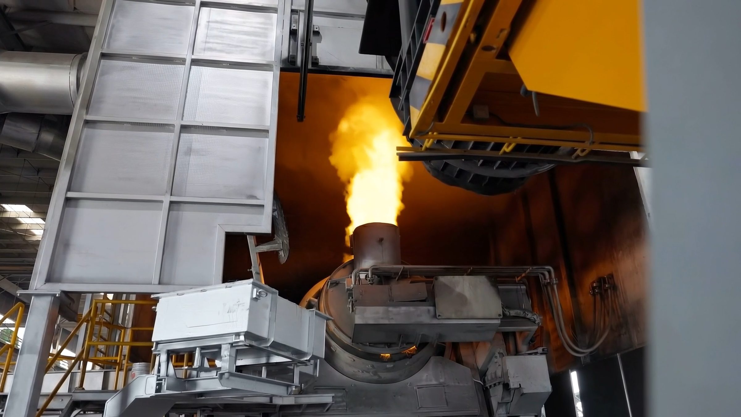 Llamarada en el horno de fundición de la planta de Kalisch