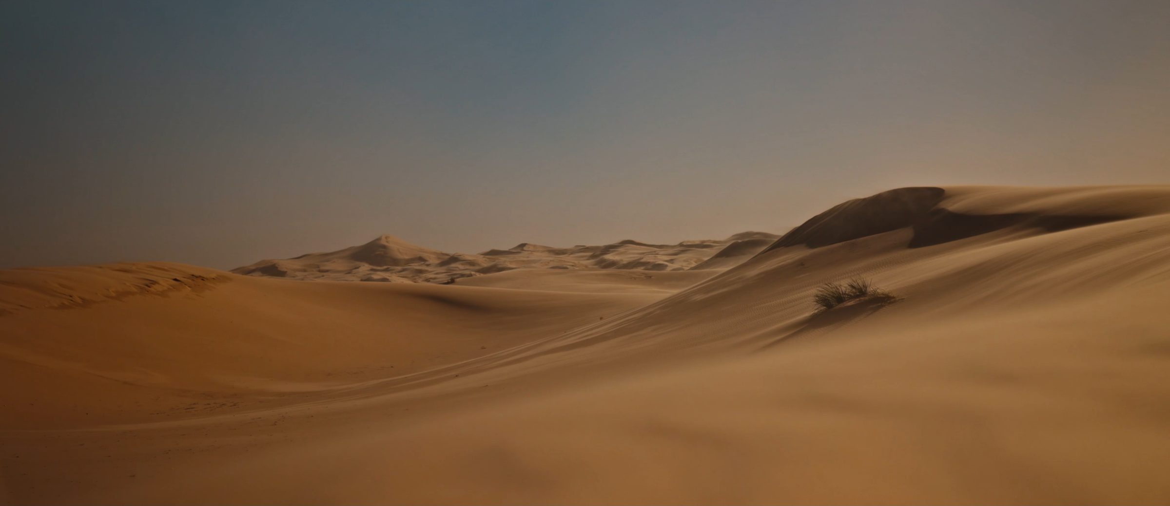 Dunas de arena bajo una luz cálida y brumosa